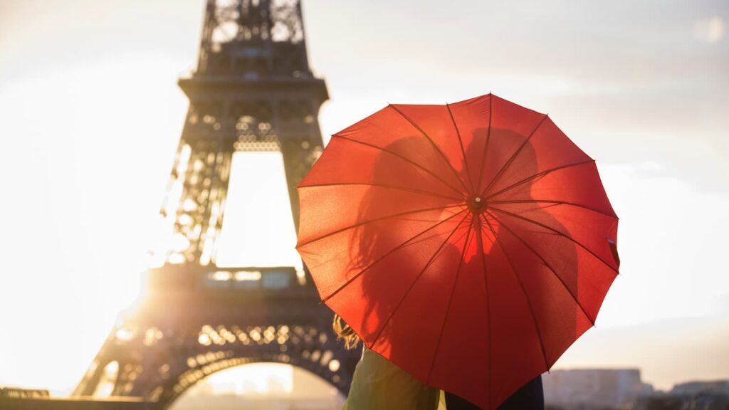 Lovers at Eiffel Tower - Emil in Paris